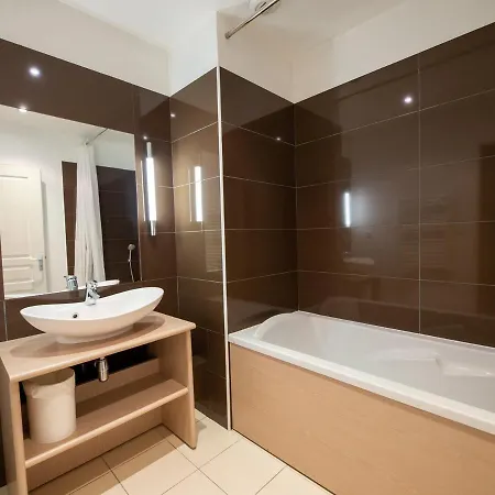 A Avec Terrasse Et Acces Piscine, Animaux Acceptes - Fr-1-165b-48 *